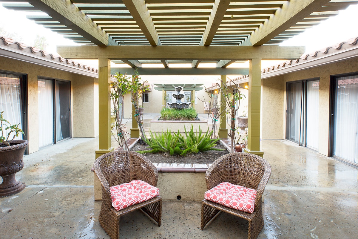 the courtyard and seating at Poway Healthcare